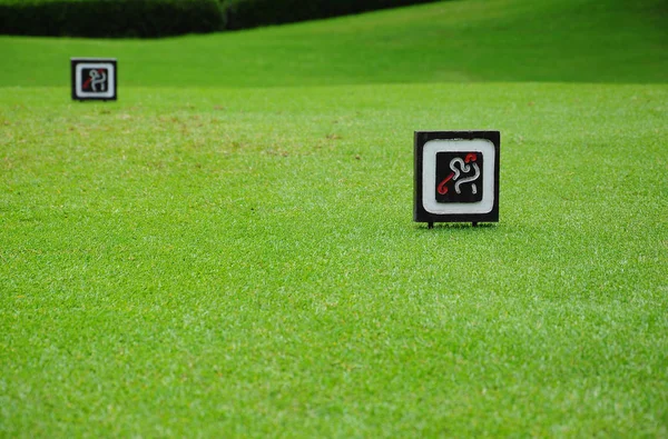 Señales en el tee off en el campo de golf — Foto de Stock