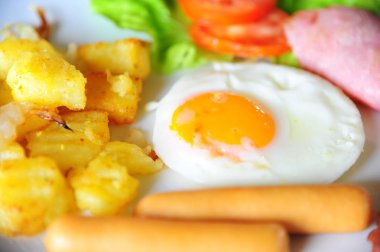 Kahvaltı kadar yakın kızarmış yumurta, sosis, jambon ve pat ızgara