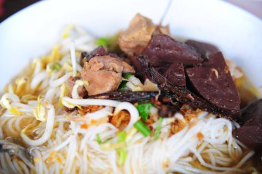 Baharatlı domuz eti soslu pirinç noodle, yakın çekim