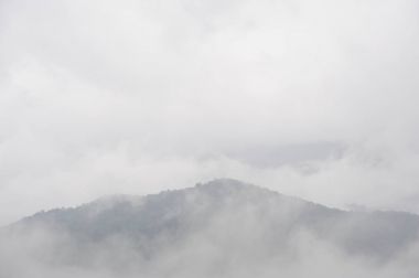 Sis yağmur, dağ manzaralı sonra