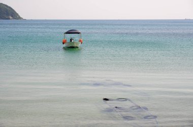 Denizde yüzen bir tekne