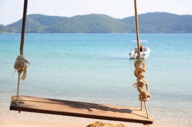 Sahilde bir salıncak