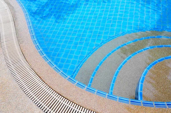 Étapes dans la piscine avec eau claire — Photo