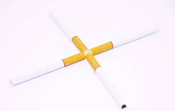 Några cigaretter med filter isolerad på vit bakgrund — Stockfoto