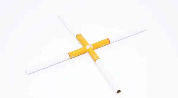 Wenige Zigaretten mit Filter isoliert auf weißem Hintergrund — Stockfoto