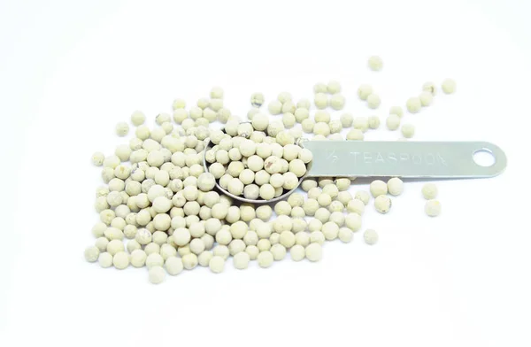 Peperoni bianchi in cucchiaino isolato su sfondo bianco — Foto Stock
