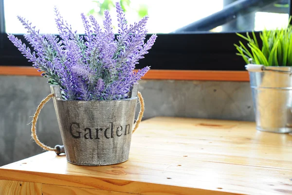 Fiore di lavanda artificiale viola in vaso da fiori sul tavolo con luce del giorno — Foto Stock