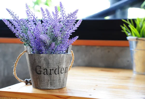 Fiore di lavanda artificiale viola in vaso da fiori sul tavolo con luce del giorno Immagini Stock Royalty Free