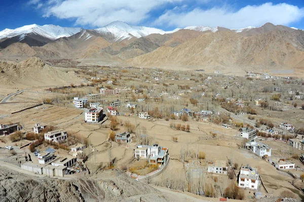Vista superior da aldeia Thiksey na estação seca, atirar a partir do mosteiro Thiksey, Leh Ladakh, Índia — Fotografia de Stock