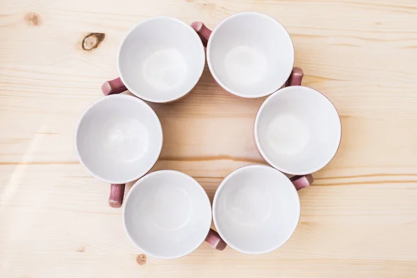 6 leere Teetassen auf dem Tisch — Stockfoto