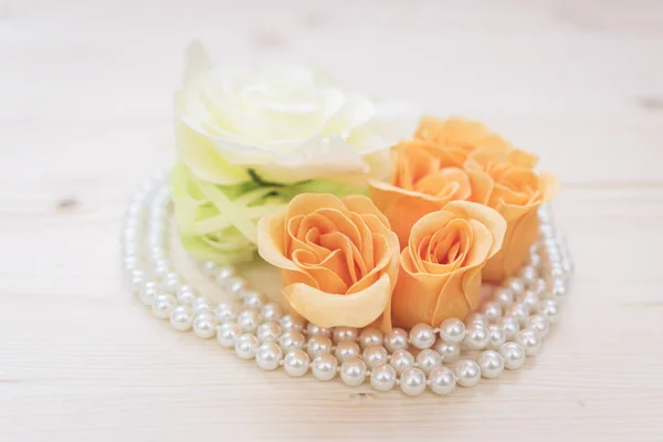 Flowers and pearls composition close up — Stock Photo, Image