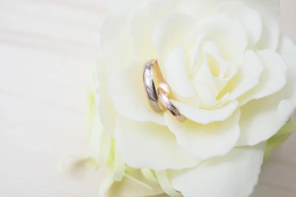 在一朵花上的结婚戒指关闭 — 图库照片