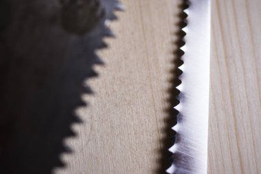 bir ahşap tahta masada iki testere yakın çekim