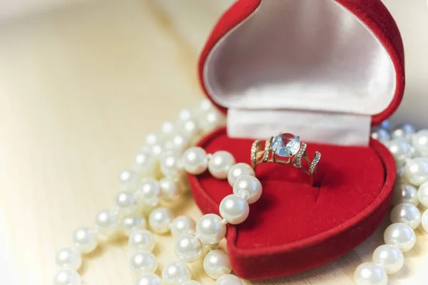 Gouden ring met parel en parels in een rode geschenkbox — Stockfoto