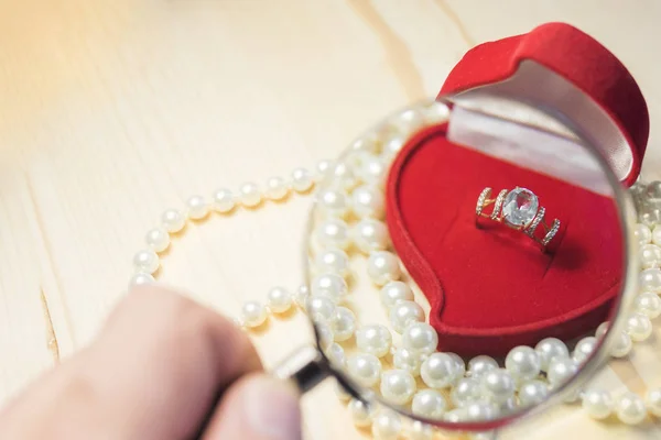 Bague dorée avec topaze dans un coffret cadeau rouge — Photo