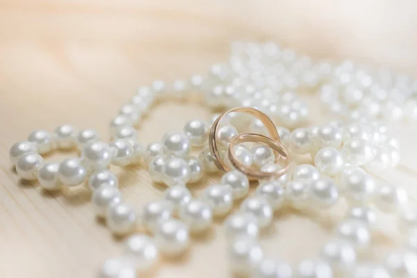 Anneaux de mariage sur perles — Photo