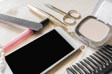 Cep telefonu, toz, maskara, dudak parlatıcısı