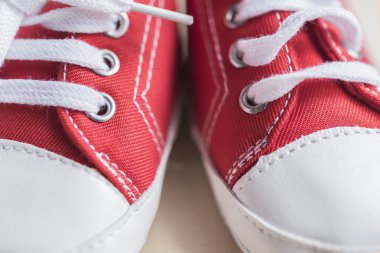 Kırmızı bebek spor ayakkabı yakın çekim