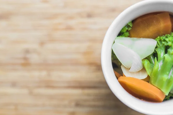 Verdure fresche: carote, broccoli, cipolle, patate in una tazza . — Foto Stock