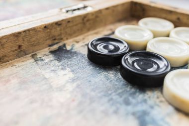 Masa oyunu dama eski püskü bir tahta üzerinde