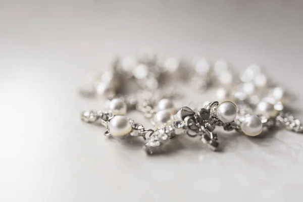 Collana in argento perla su sfondo bianco — Foto Stock