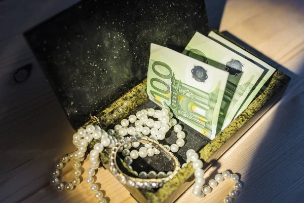 Jewels and money in the box.