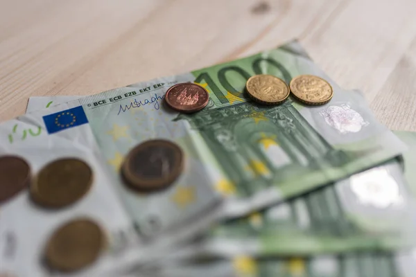 Papiergeld biljetten en euromunten op tafel — Stockfoto