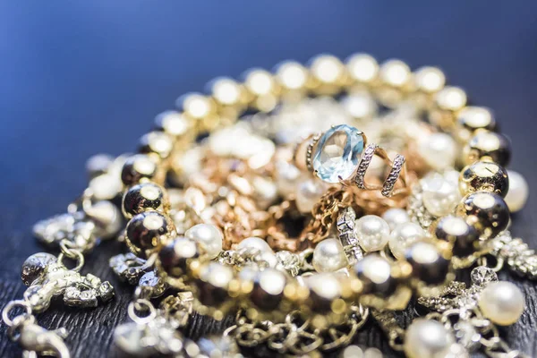 Bague dorée avec gemme sur collier de perles — Photo