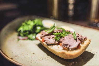 Kırmızı balık ve yeşillik bir sandviçle