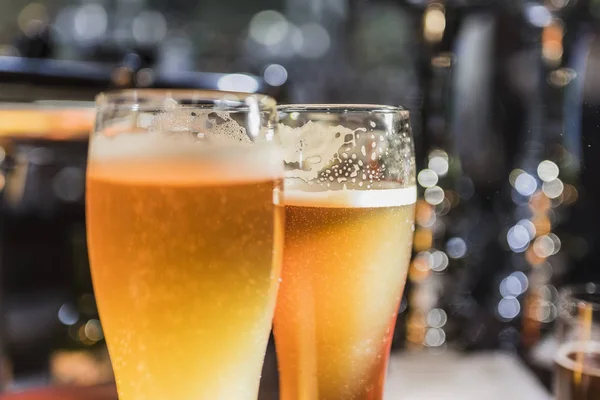 Bicchieri di birra con birra al bar 6 — Foto Stock