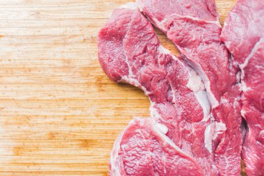 Bir kesme tahtası üzerinde taze kırmızı et