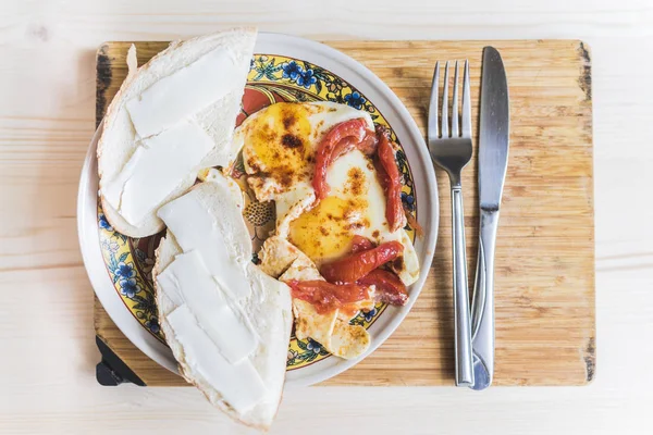 Gebakken eieren met tomaten en broodjes — Stockfoto