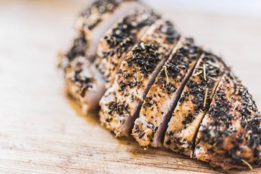 Dilimlenmiş pişmiş tavuk fileto