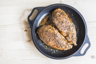 Baharat pişmiş tavuk fileto