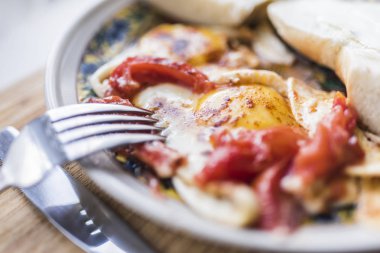 Kızarmış yumurta domates, çatal ve bıçak