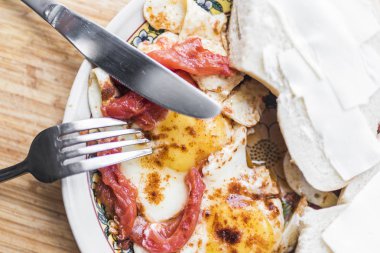 Kızarmış yumurta domates, sandviç, çatal ve bıçak