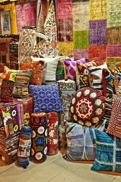 Turkish traditional carpets, cushions on grand bazaar Istanbul — Stock Photo, Image