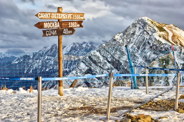 Pointeur et montagnes . Photos De Stock Libres De Droits