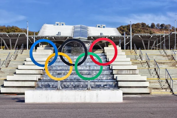 Olympische ringen op een achtergrond van een fontein. — Stockfoto