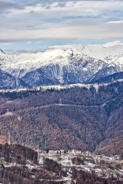 Горы и Олимпийская деревня на Плато Роза . — стоковое фото