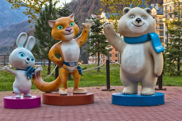 Mascottes olympiques sur la station Rosa Khutor . Images De Stock Libres De Droits