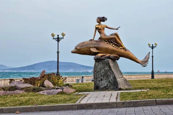 Escultura "Delfín y sirena". Vista lateral . — Foto de Stock