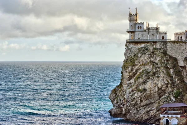 Castle "Lastochkino gnezdo", the rock and Black sea. — Stock Photo, Image