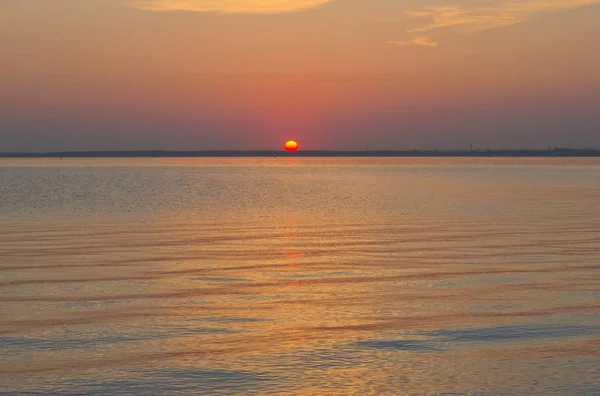 Sunset is on the Ob reservoir. — Stock Photo, Image