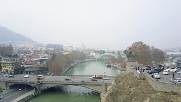 Tiflis Şehrinin Hava Manzarası Dağlarda Bir Şehir Şehirde Sis Var — Stok video