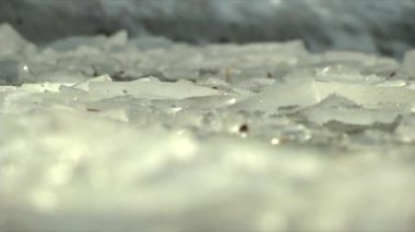 Kırık buza odaklan. Sokakta buz var. Karlı kış.