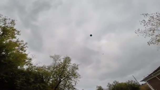 Μια Ιπτάμενη Μπάλα Μια Μπάλα Που Πέφτει Στον Ουρανό — Αρχείο Βίντεο