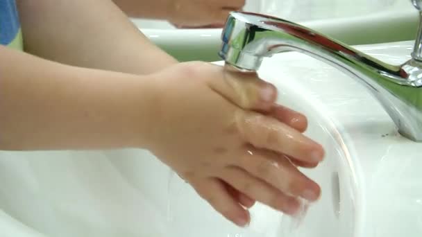 Het Kind Wast Zijn Handen Water Stroomt Uit Kraan Warm — Stockvideo