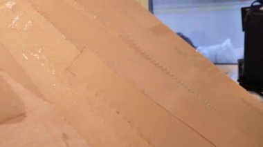 İnşaatçı yüzeye yapıştırıcı sürüyor. Daire tadilatı