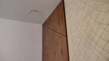 Modern iç mekanlarda duvardaki dekoratif ahşap panellerin yakın görüntüsü. Evdeki minimalist tasarım ve doğal ahşap malzemelerden dekorasyon ayrıntıları.